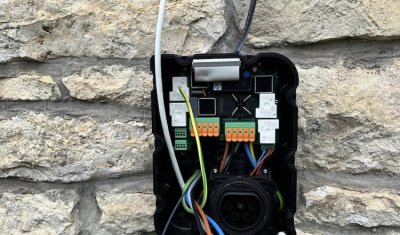 Pose et alimentation d’une borne de recharge pour voiture électrique de 22Kw avec projecteur à détecteur à Brion