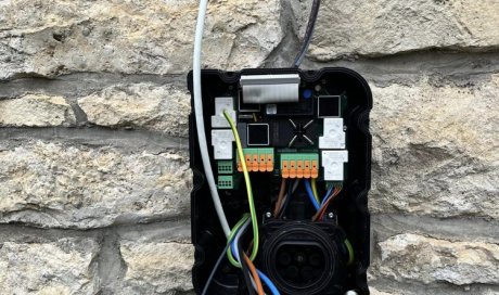 Pose et alimentation d’une borne de recharge pour voiture électrique de 22Kw avec projecteur à détecteur à Brion