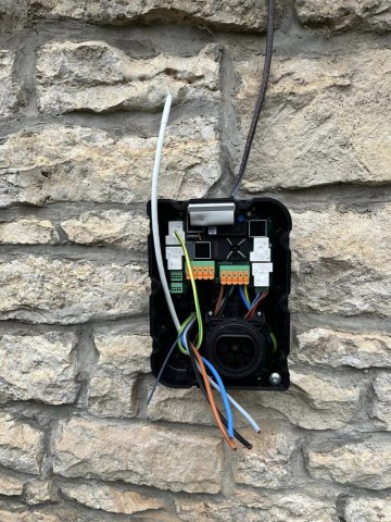 Pose et alimentation d’une borne de recharge pour voiture électrique de 22Kw avec projecteur à détecteur à Brion