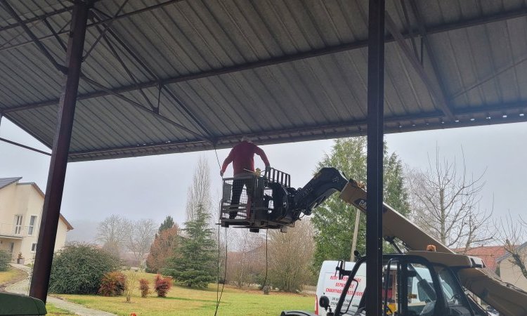 fixation d'un câble d'alimentation sur la charpente de l'hangar