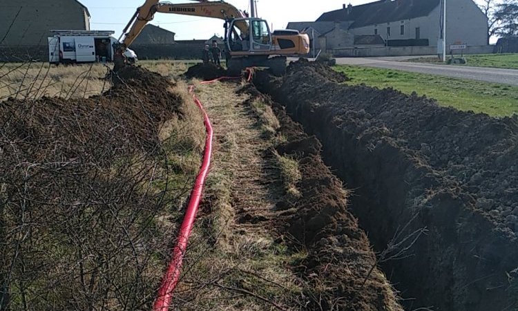 passage du câble dans une gaine TPC avant enfouissement