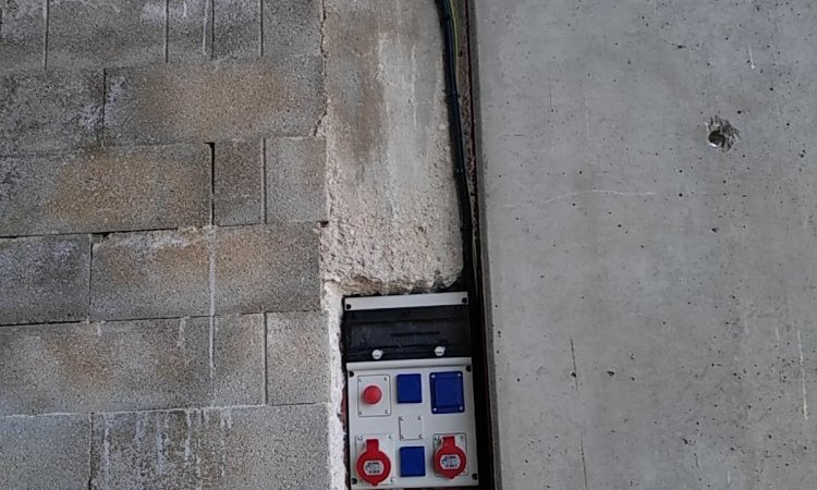 encastrement du tableau dans un pilier du hangar pour ne pas qu'il soit accroché par les engins