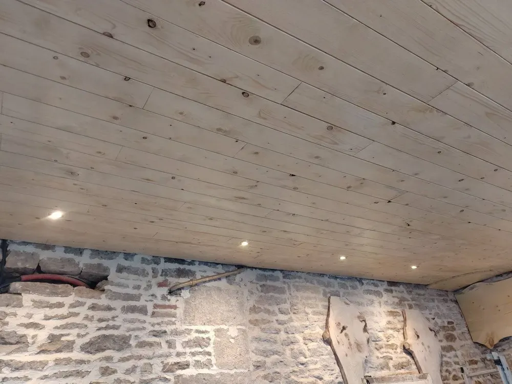 Éclairage d'une cuisine en pierre apparente