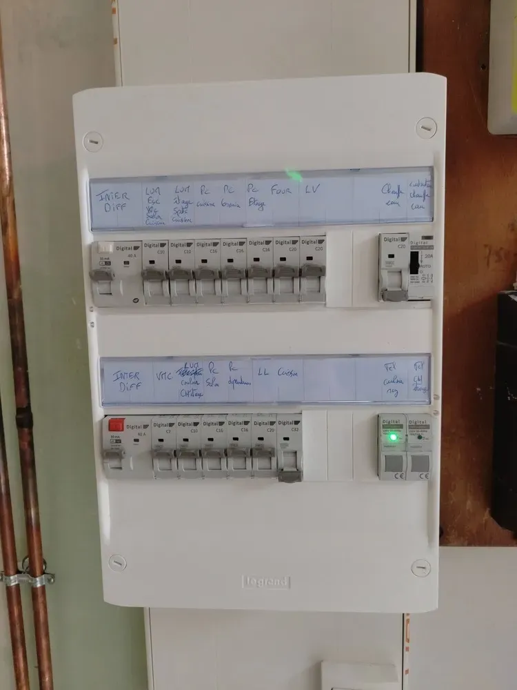 Pose d' un tableau électrique dans une habitation en rénovation complète