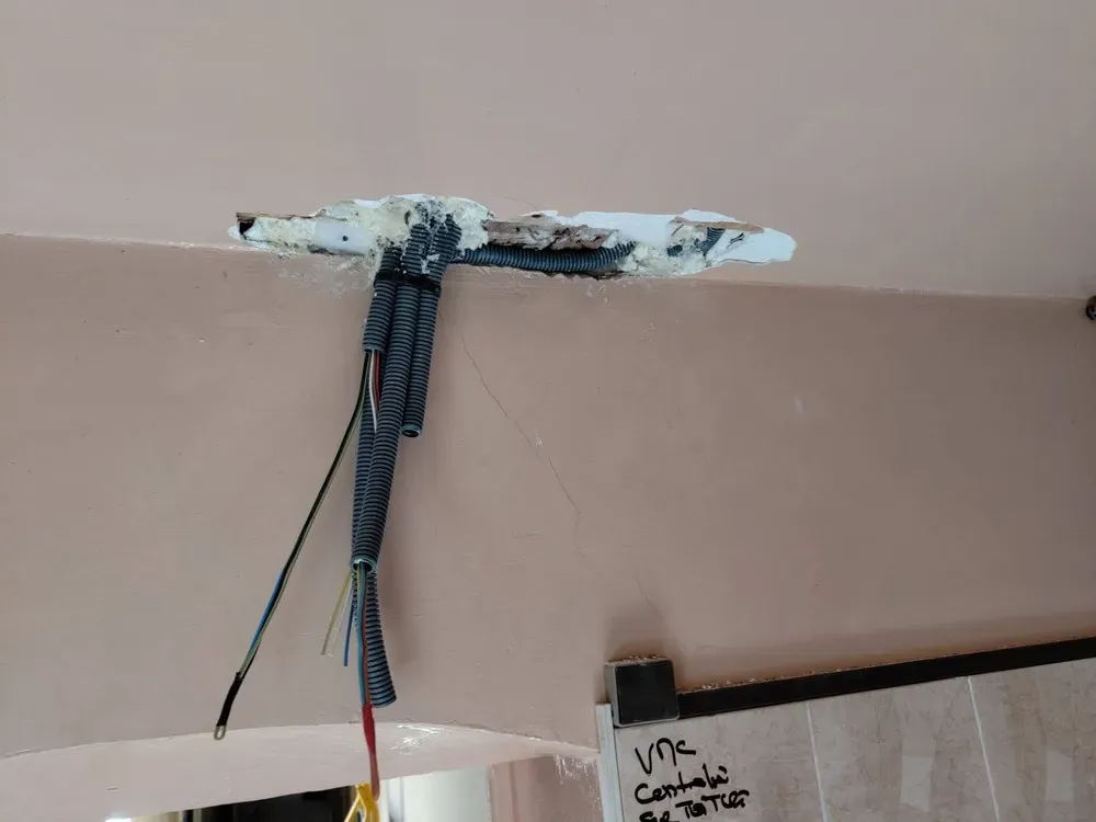 Pose d' une boîte de dérivation dans une salle de bain